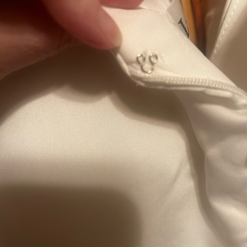 Wedding dress-never worn - Picture 8 of 11
